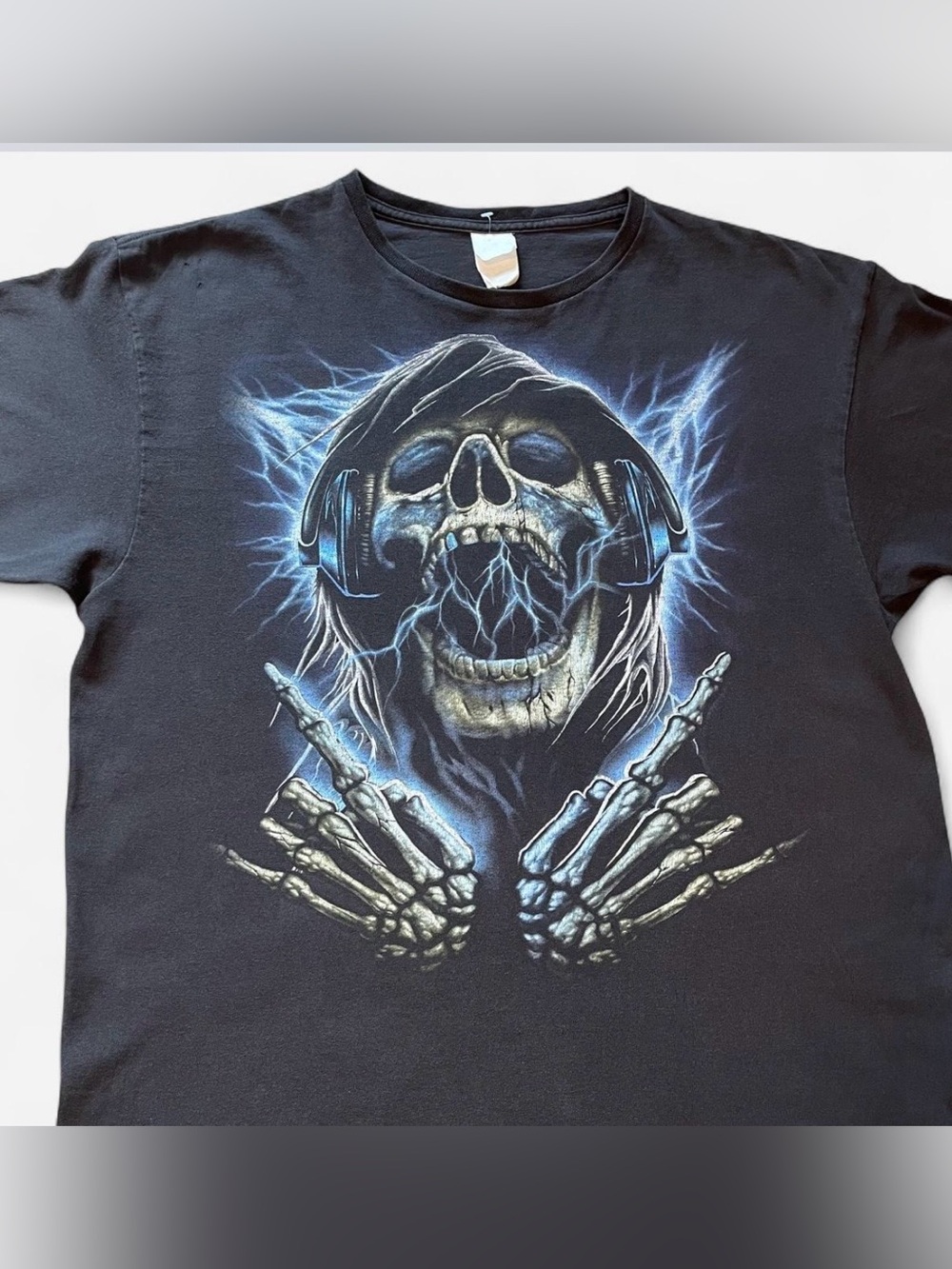 VTG Y2K Screaming Skull with Headphones Graphic Tee XL
